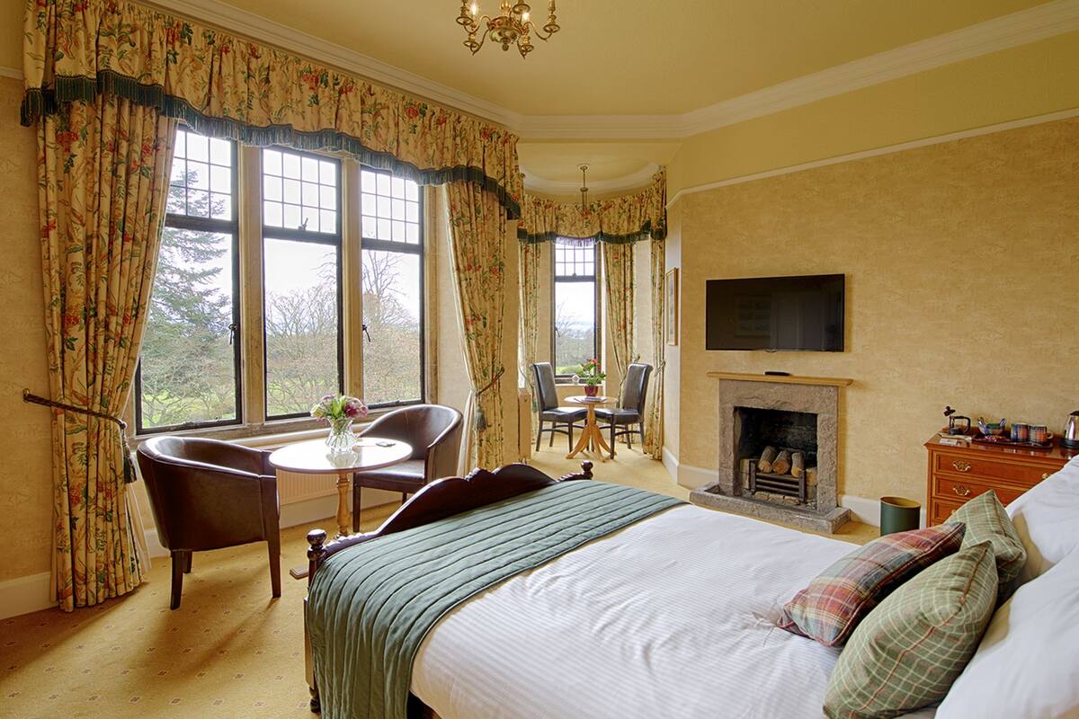 castle room | 1 bedroom, individually decorated, individually furnished, desk