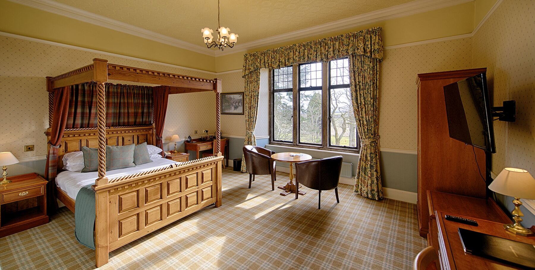 castle room | 1 bedroom, individually decorated, individually furnished, desk