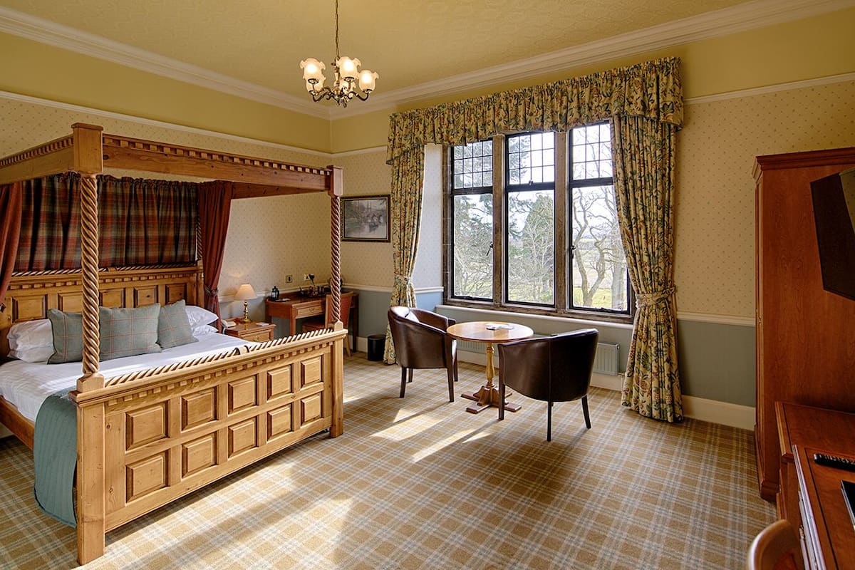 castle room | 1 bedroom, individually decorated, individually furnished, desk