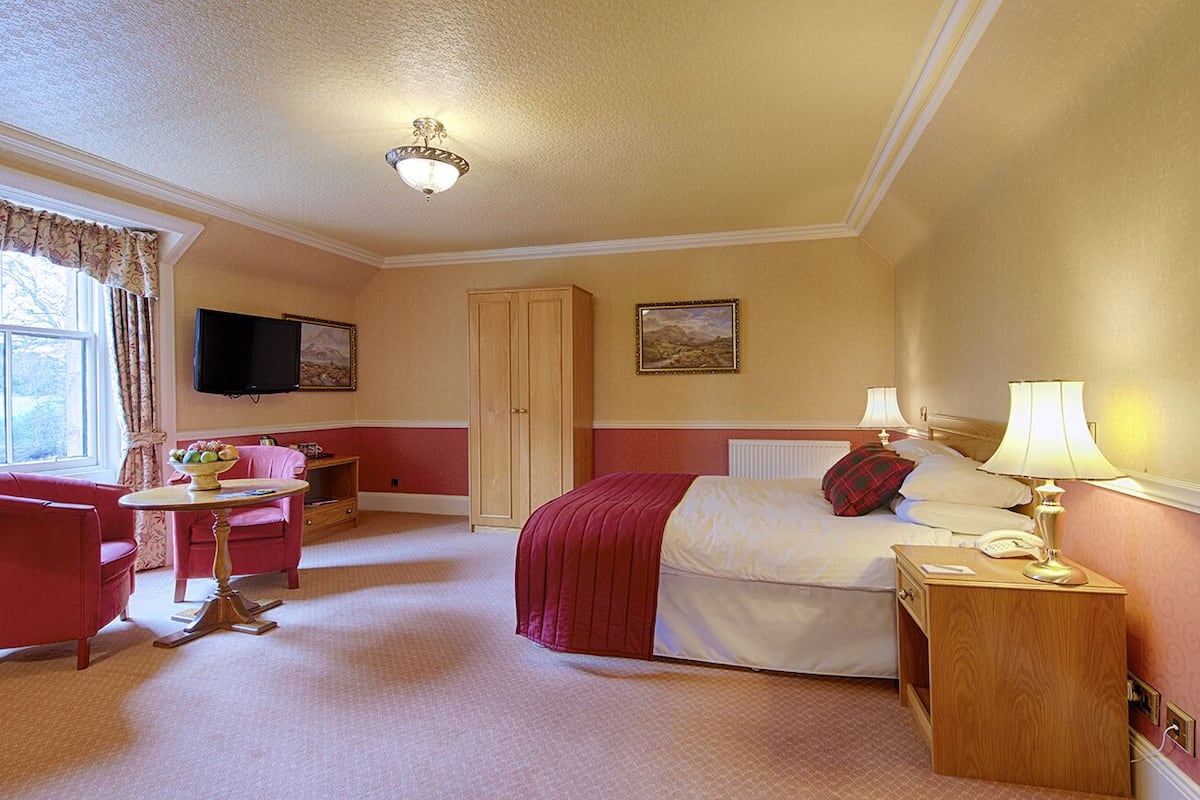 1 bedroom, individually decorated, individually furnished, desk