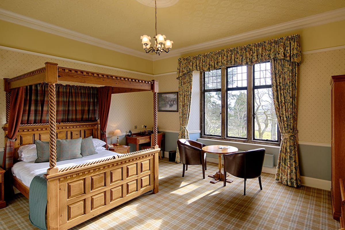castle room | 1 bedroom, individually decorated, individually furnished, desk