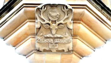 Emblem de pedra tallada amb un cervel, un ocell i la inscripció 'ERENDUM SPERANDUM ETI'.