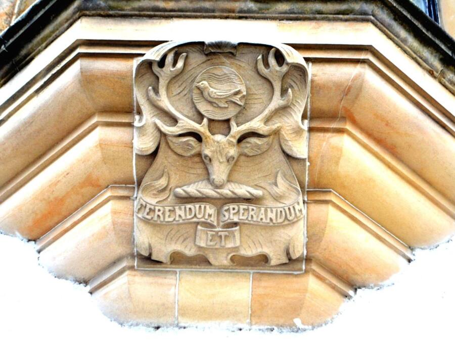 Emblem de pedra tallada amb un cervel, un ocell i la inscripció 'ERENDUM SPERANDUM ETI'.