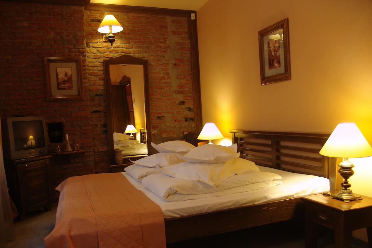 Basic Double Room, 1 Queen Bed | Hypo-allergenic bedding available, minibar, in-room safe, desk