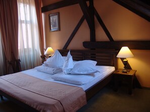 Junior Suite, 1 Katil Ratu (Queen) | Peralatan tempat tidur hipoalergenik, bar mini, peti besi dalam bilik 