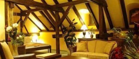 Junior Suite, 1 Queen Bed | Living area