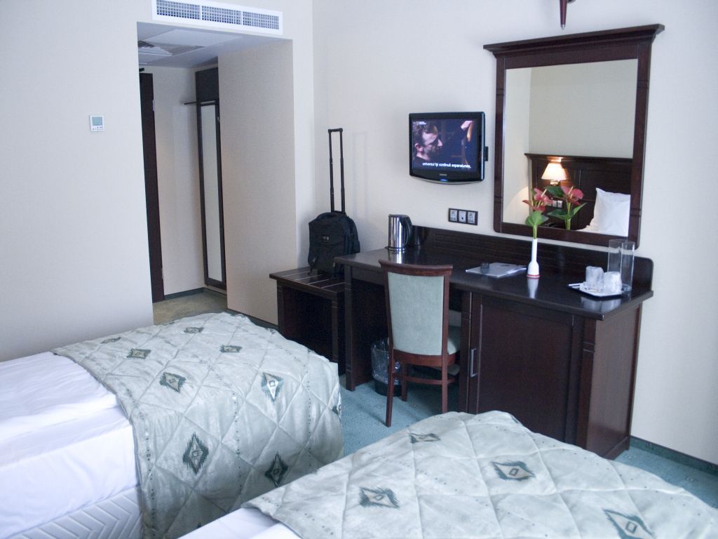 deluxe double or twin room | minibar, in-room safe, desk, soundproofing