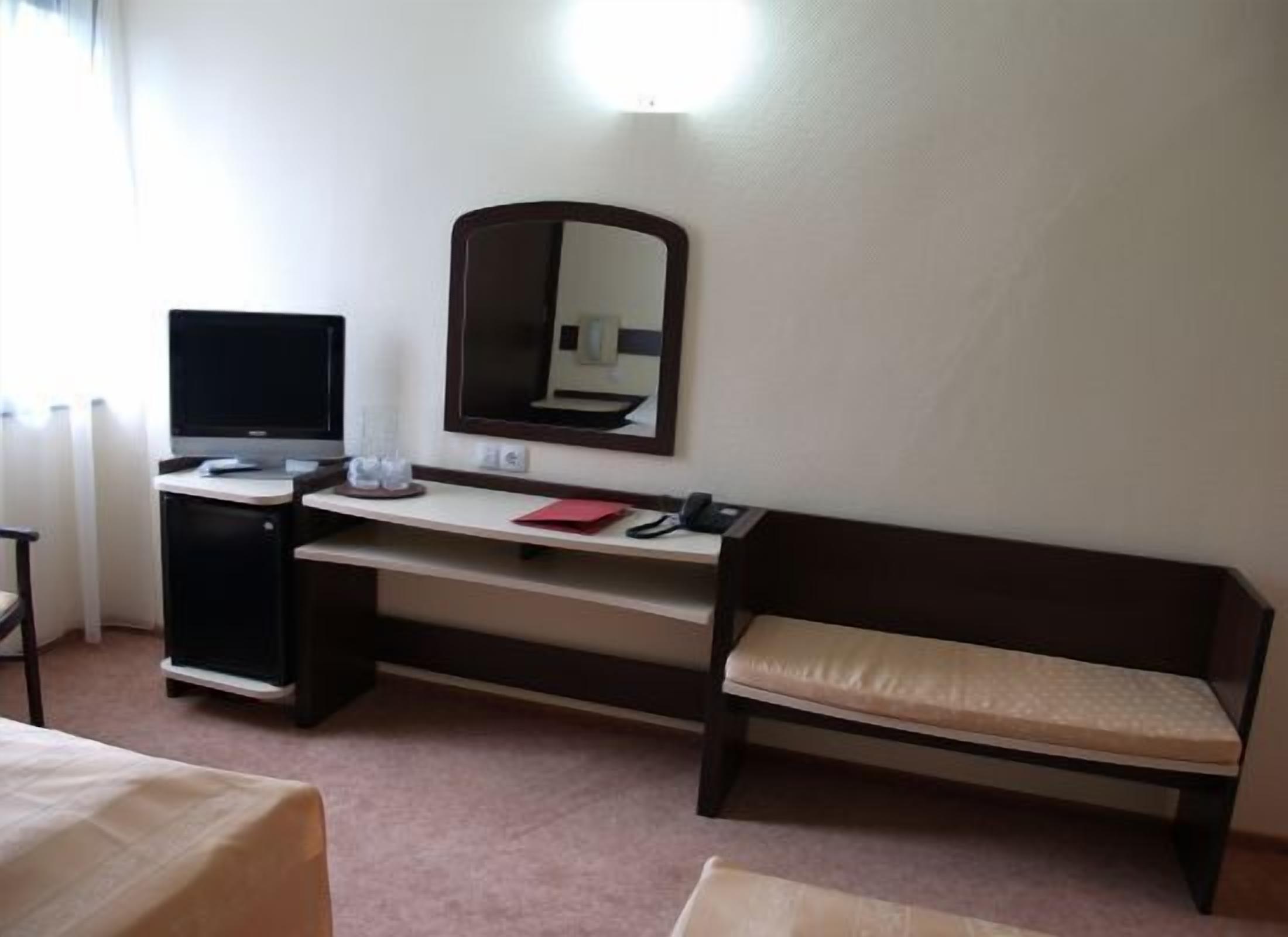 business double or twin room | minibar, in-room safe, desk, soundproofing