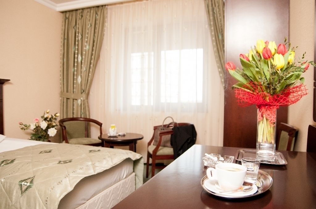deluxe double or twin room | living area | lcd tv