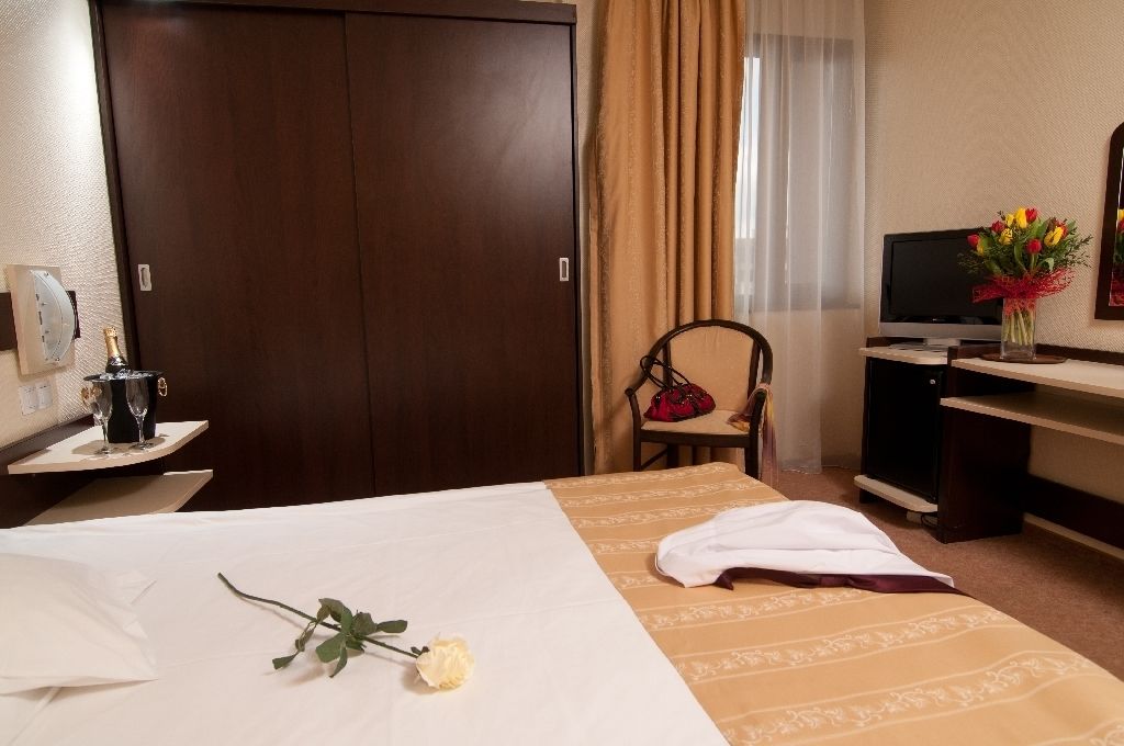 business double or twin room | minibar, in-room safe, desk, soundproofing