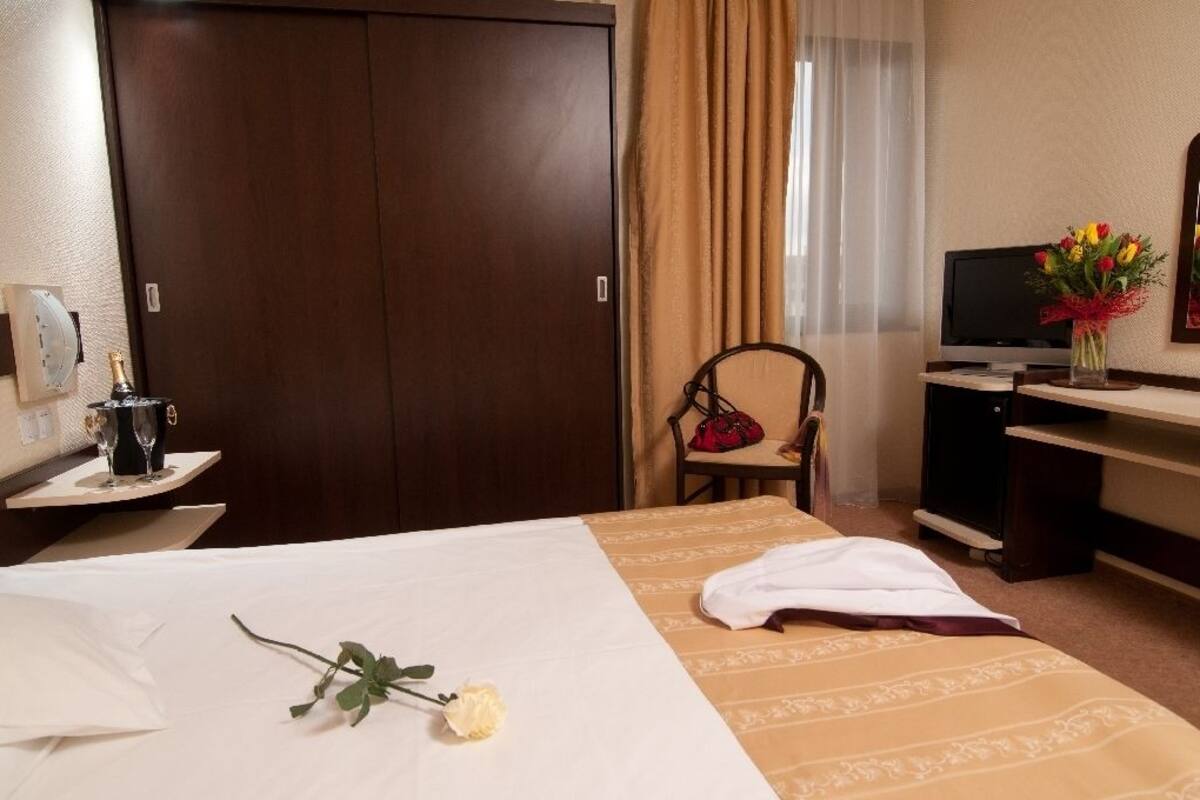 business double or twin room | minibar, in-room safe, desk, soundproofing