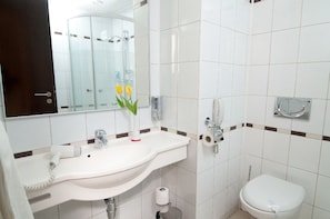 Chuveiro, produtos de toalete grátis, secador de cabelo 