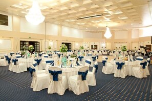 Serveert ontbijt, lunch, diner, internationale gerechten 