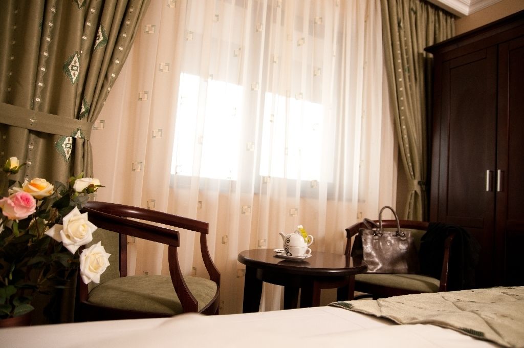 deluxe double or twin room | living area | lcd tv