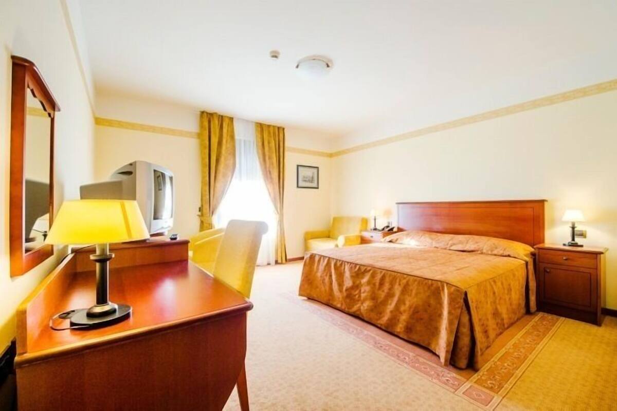 comfort double room, 1 queen bed, non smoking, partial ocean view (with king bed) | 1 bedroom, minibar, in-room safe, desk