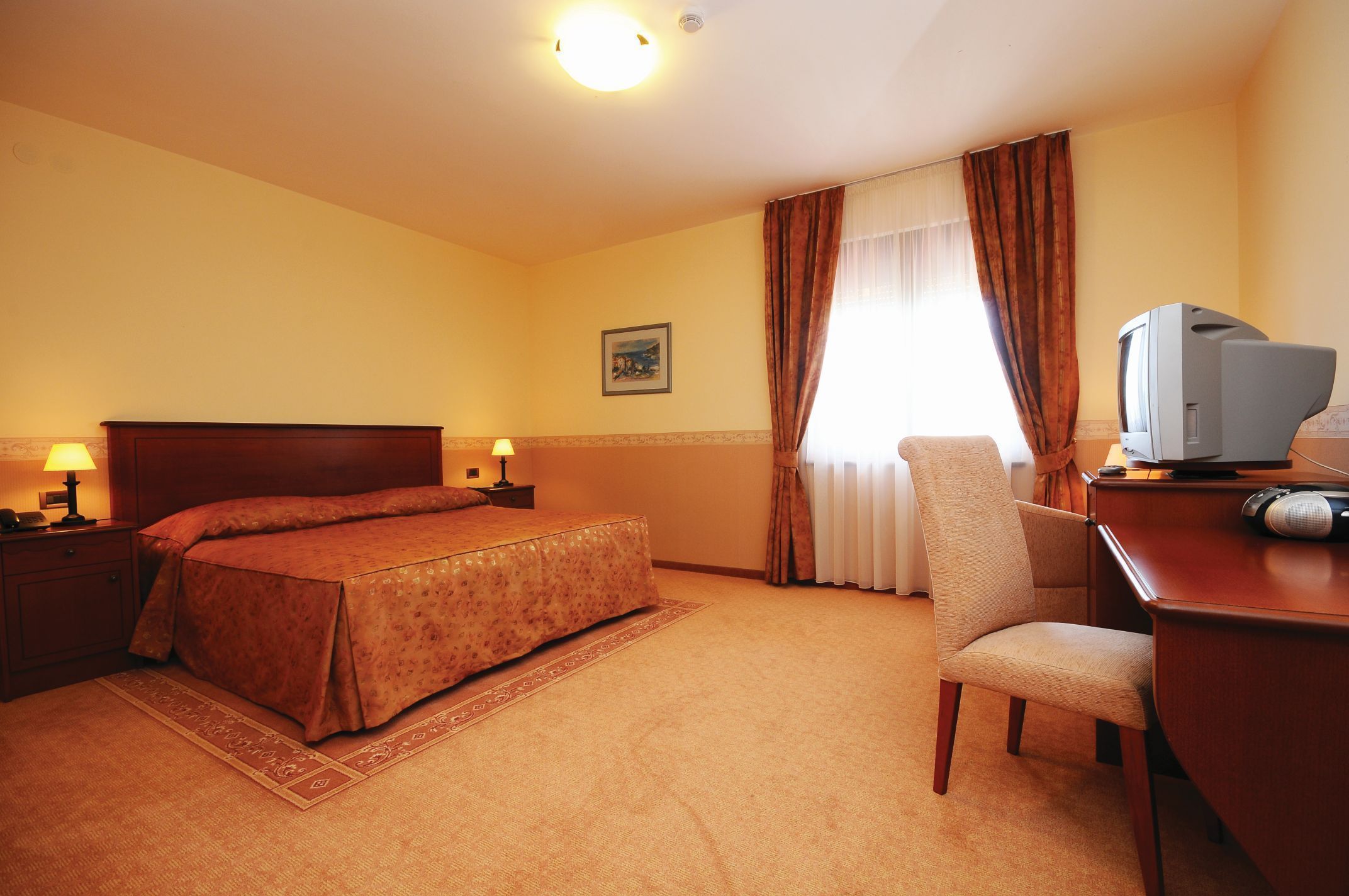 comfort double or twin room, 1 bedroom, non smoking, partial ocean view (with twin bed) | 1 bedroom, minibar, in-room safe, desk