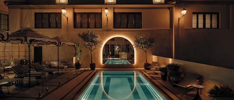 Piscine extérieure (ouverte en saison), parasols de plage