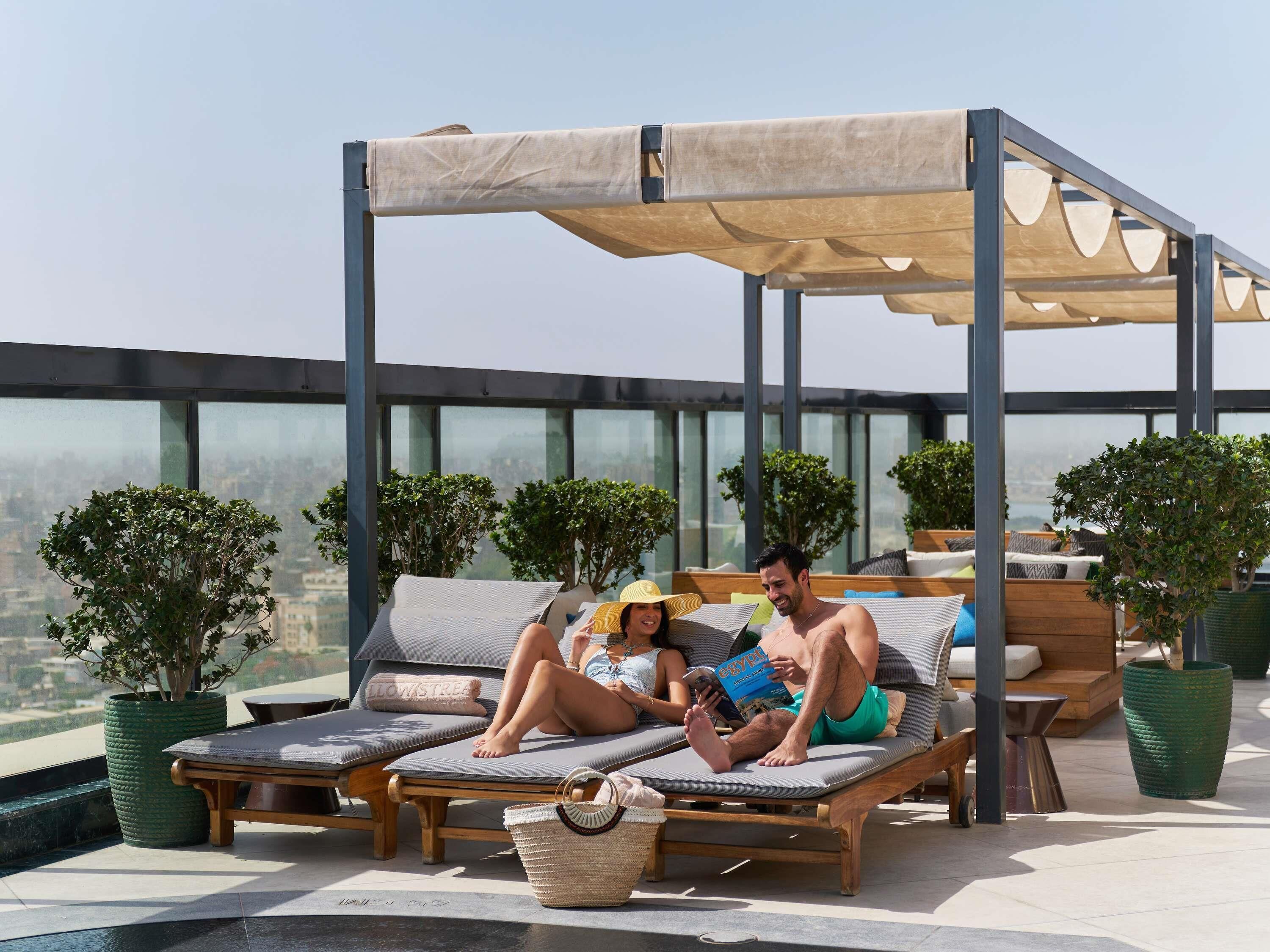 Piscine extérieure, parasols de plage, chaises longues
