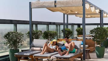 Piscine extérieure, parasols de plage, chaises longues