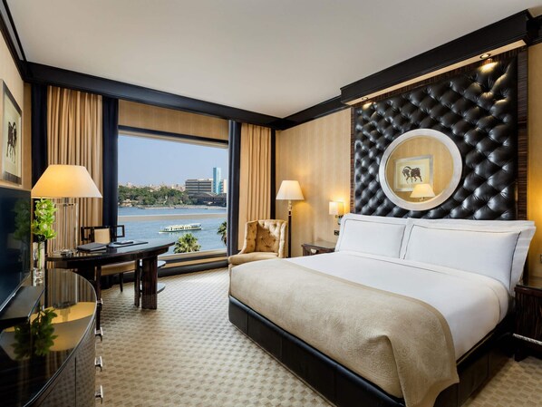 Premium bedding, down comforters, pillowtop beds, minibar - Fairmont Nile City, Cairo (Cairo)