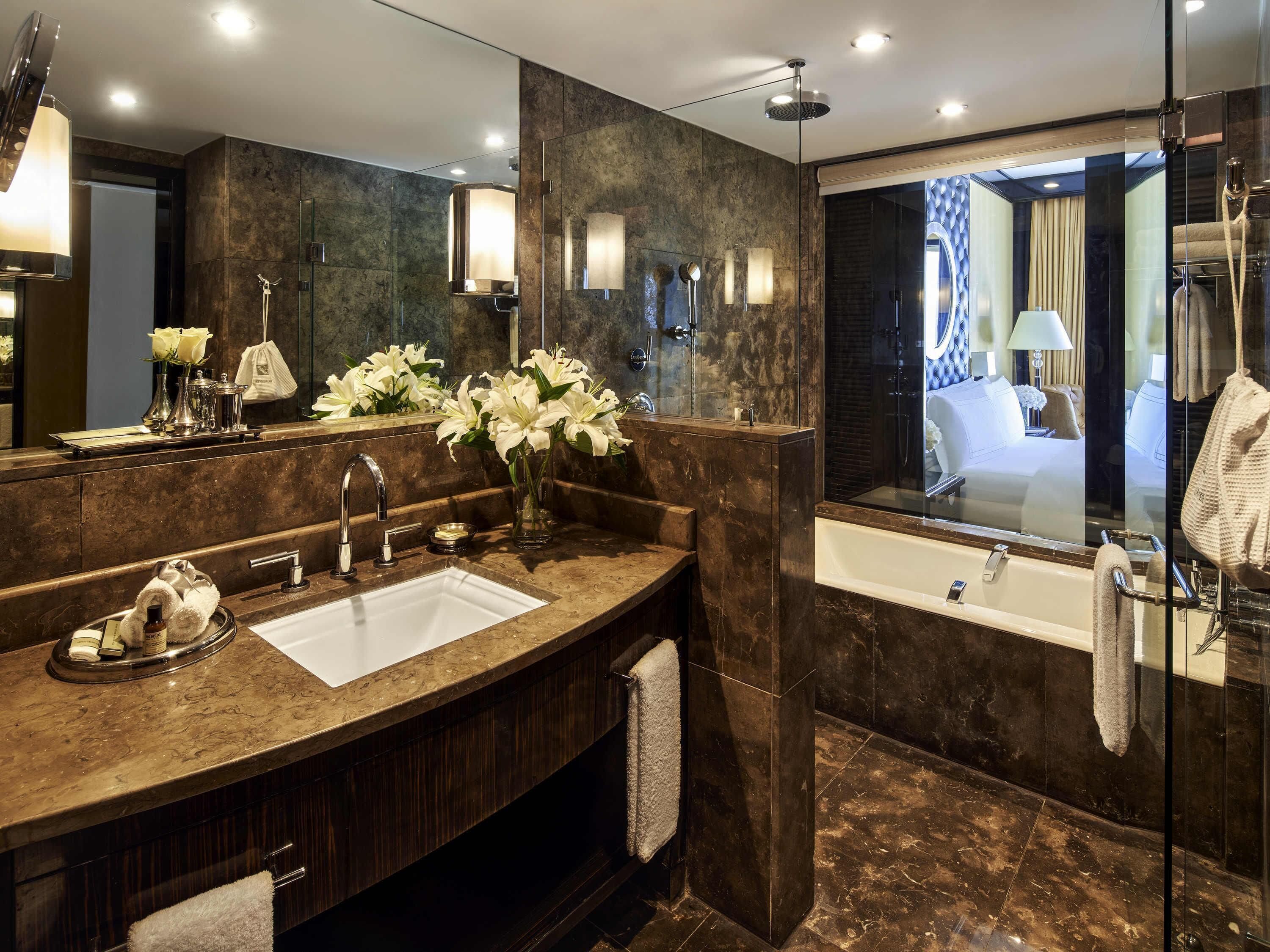 高級寢具、羽絨被、特厚豪華床墊、迷你吧