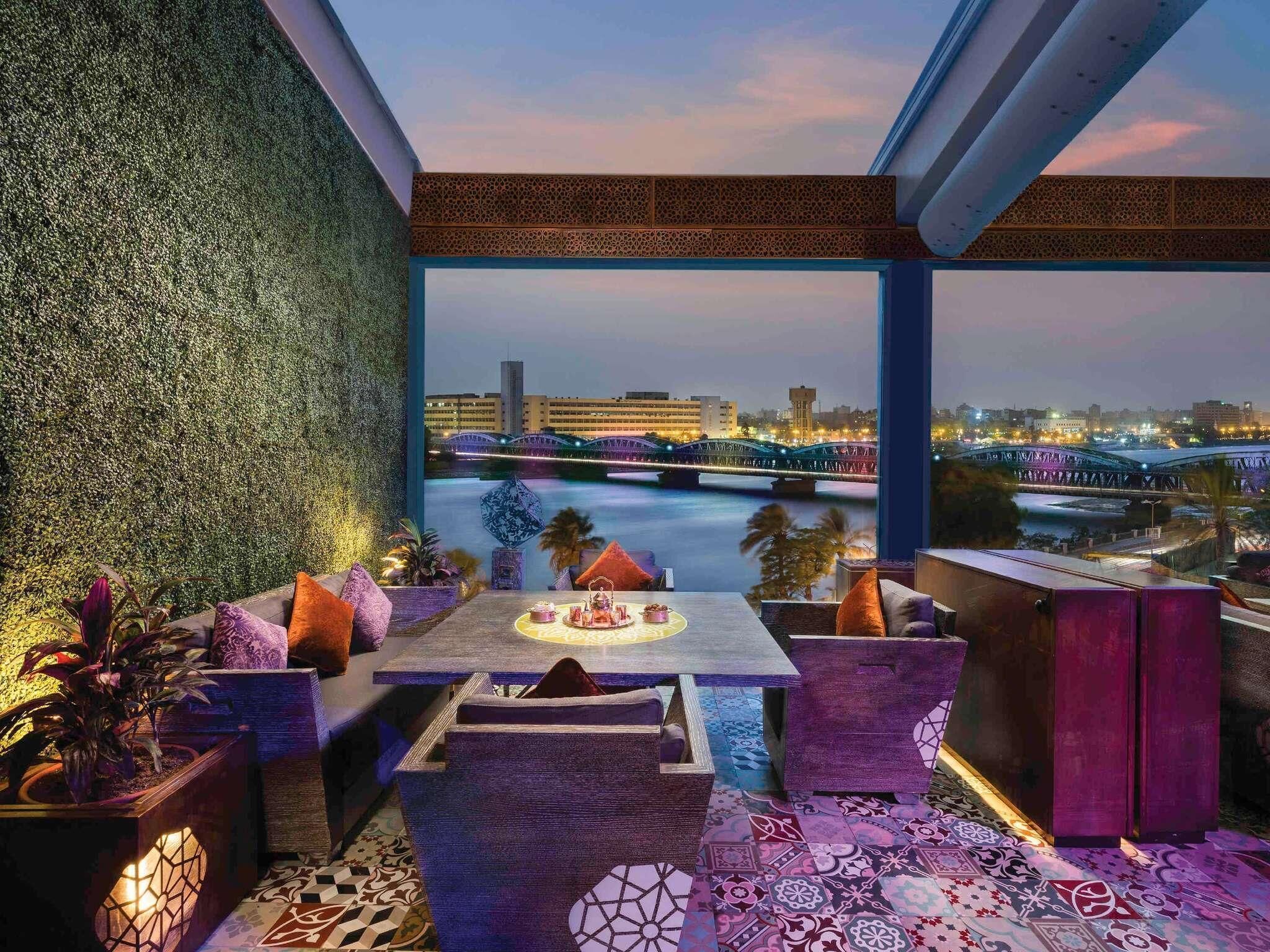 6 restaurants; breakfast, lunch, and dinner served