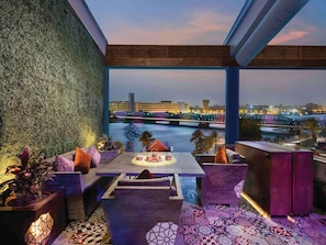 6 restaurants; breakfast, lunch and dinner served