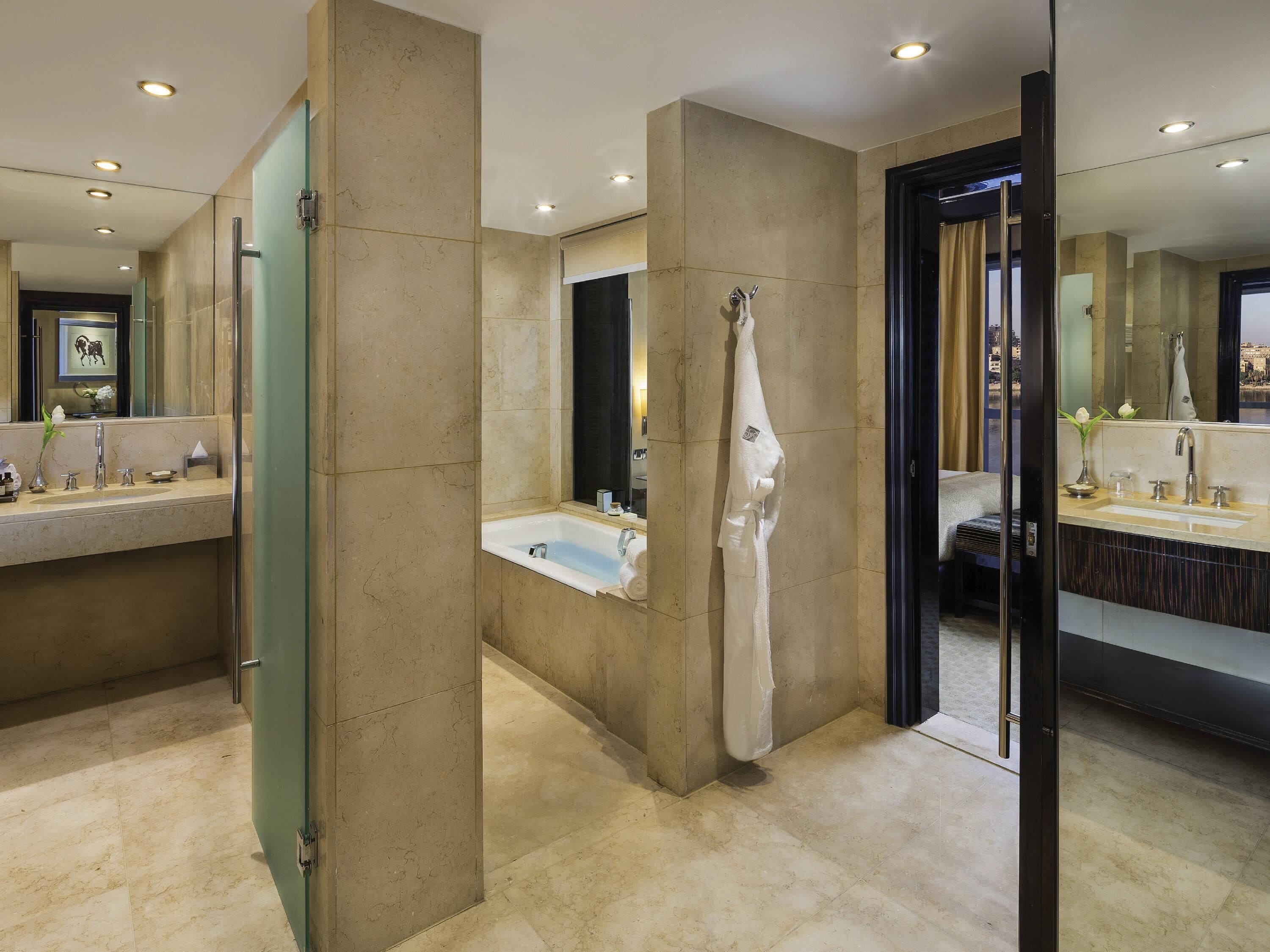 高級寢具、羽絨被、特厚豪華床墊、迷你吧