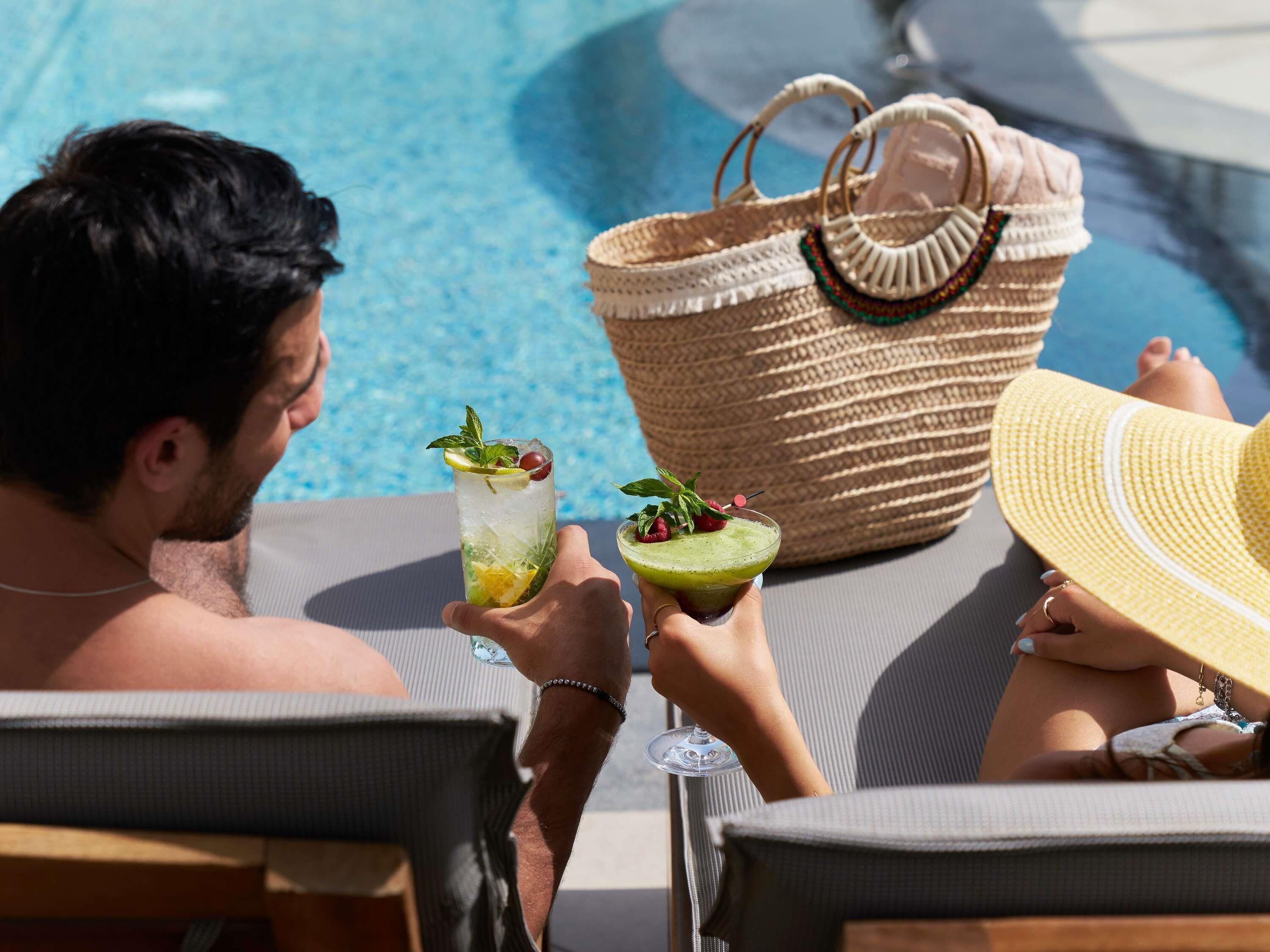 3 bares, salón en el lobby