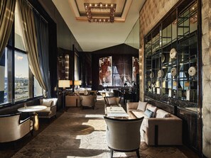 6 restaurants; breakfast, lunch, and dinner served