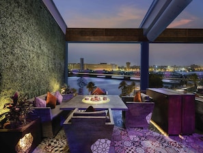6 restaurants, breakfast, lunch, dinner served; Asian cuisine