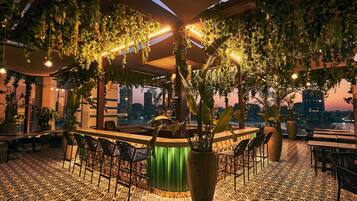 6 restaurants, breakfast, lunch, dinner served; Asian cuisine