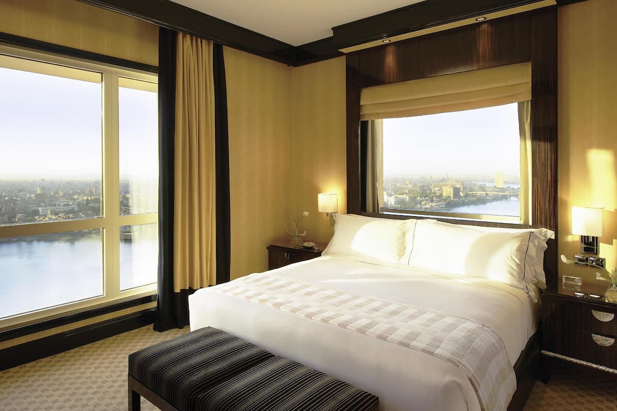 套房 (Fairmont Gold Nile View) | 高級寢具、羽絨被、特厚豪華床墊、迷你吧