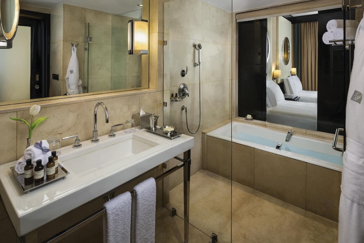 1 bedroom, premium bedding, down comforters, pillowtop beds