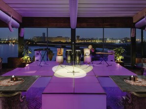 6 restaurantes; se sirve desayuno, almuerzo y cena; cocina asiática