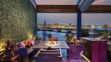 6 restaurantes; se sirve desayuno, almuerzo y cena; cocina asiática