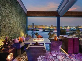 6 restaurants, breakfast, lunch, dinner served; Asian cuisine 