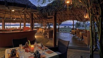 2 restaurants, serveren ontbijt, lunch, diner, Indische gerechten