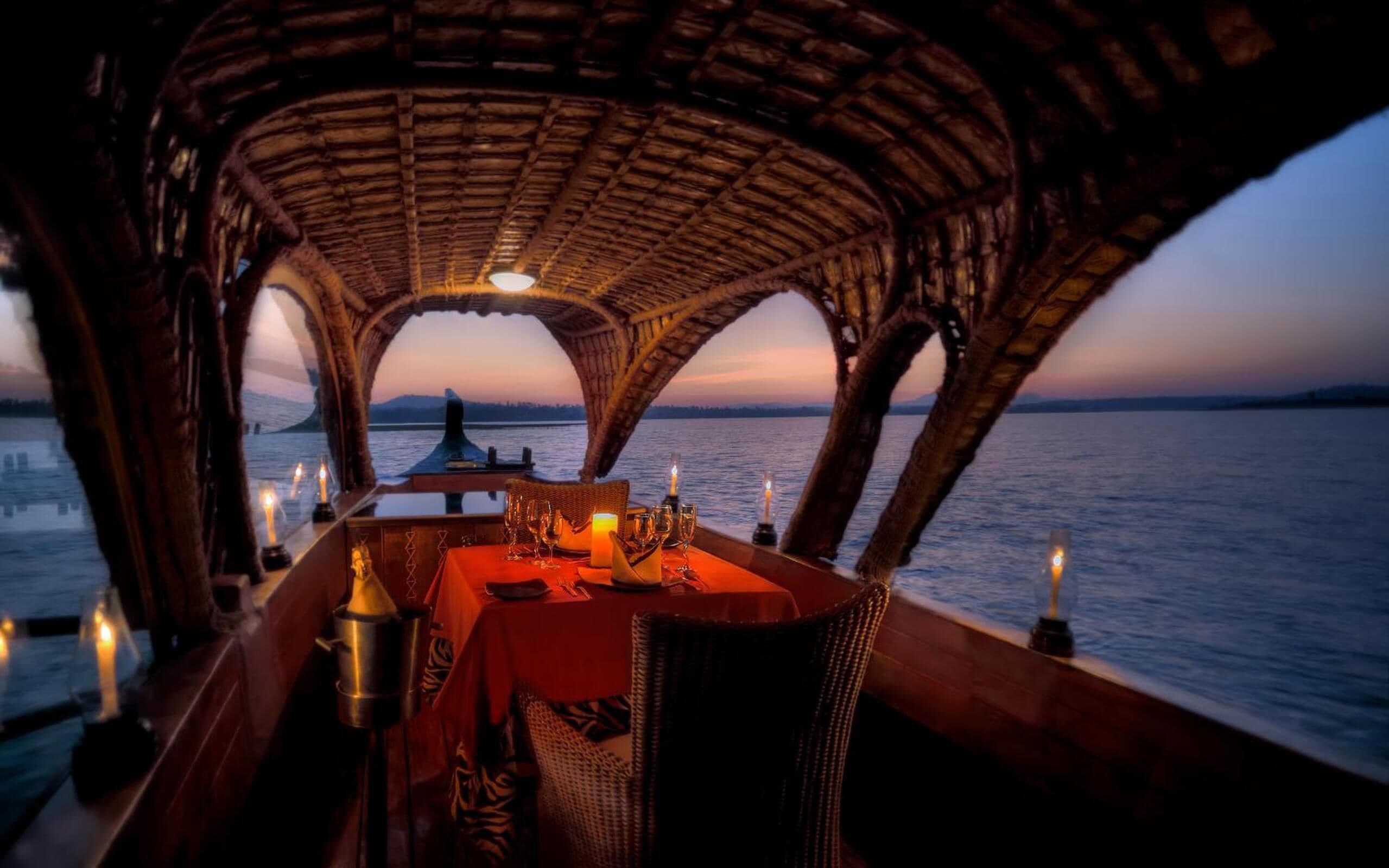 2 restauranter, frokost, lunsj og middag serveres, indiske retter