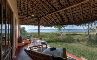 2 restaurantes; se sirve desayuno, almuerzo y cena; cocina india