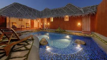 2 piscines extérieures, chaises longues