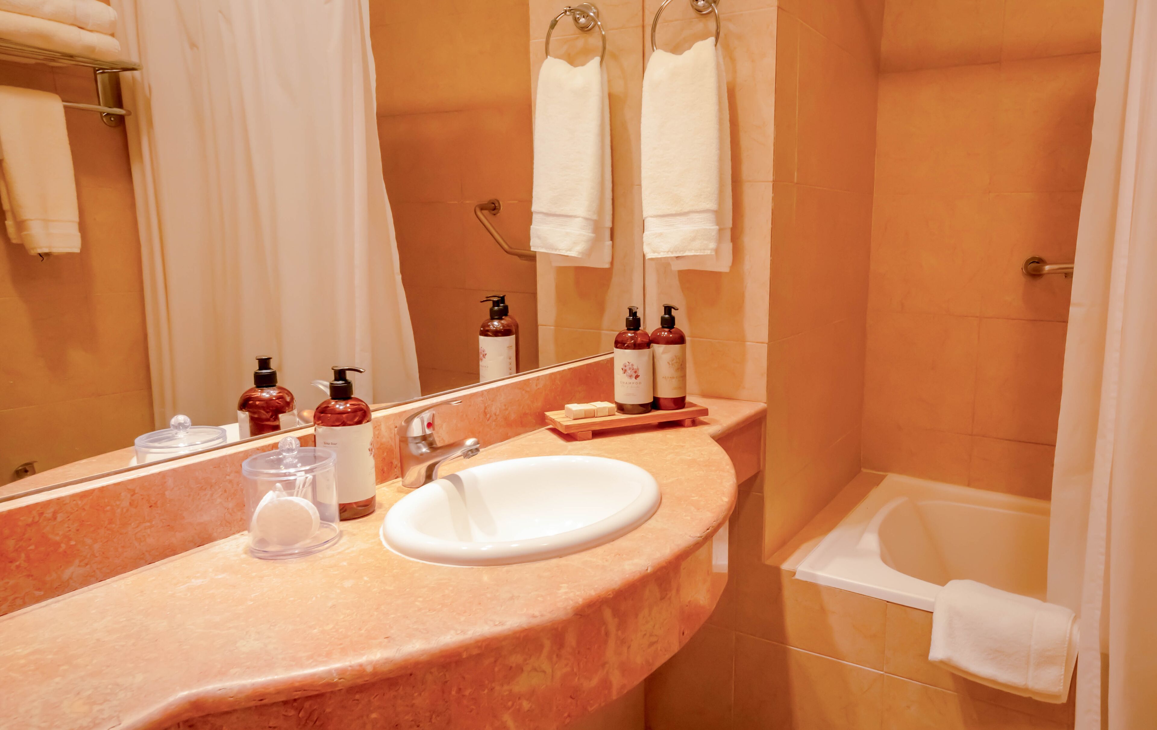 Une salle de bain équipée d’un lavabo, d’un miroir et d’articles de toilette.