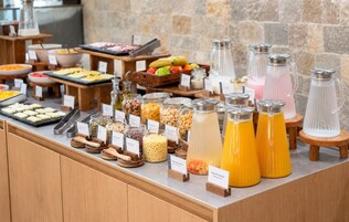 Un bufé con diferentes alimentos y bebidas.