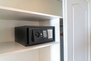 A black safe on a white shelf in a room. - Yene Hue (Puerto Madryn)