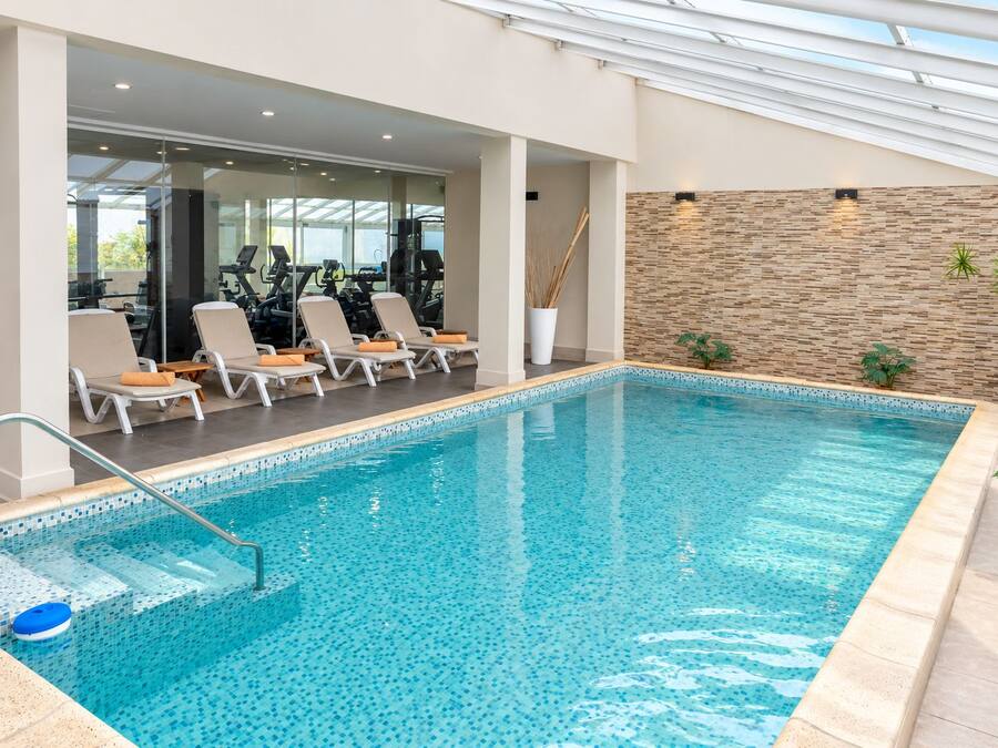 Una piscina interior amb gandules i equipament esportiu.