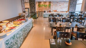 Montaje de bufé con diversas opciones de comida y una estación de café.