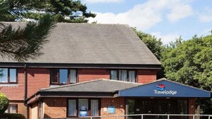 A Travelodge hotel with a brick facade, a flat roof, and a signboard. - Travelodge Bracknell (Bracknell)