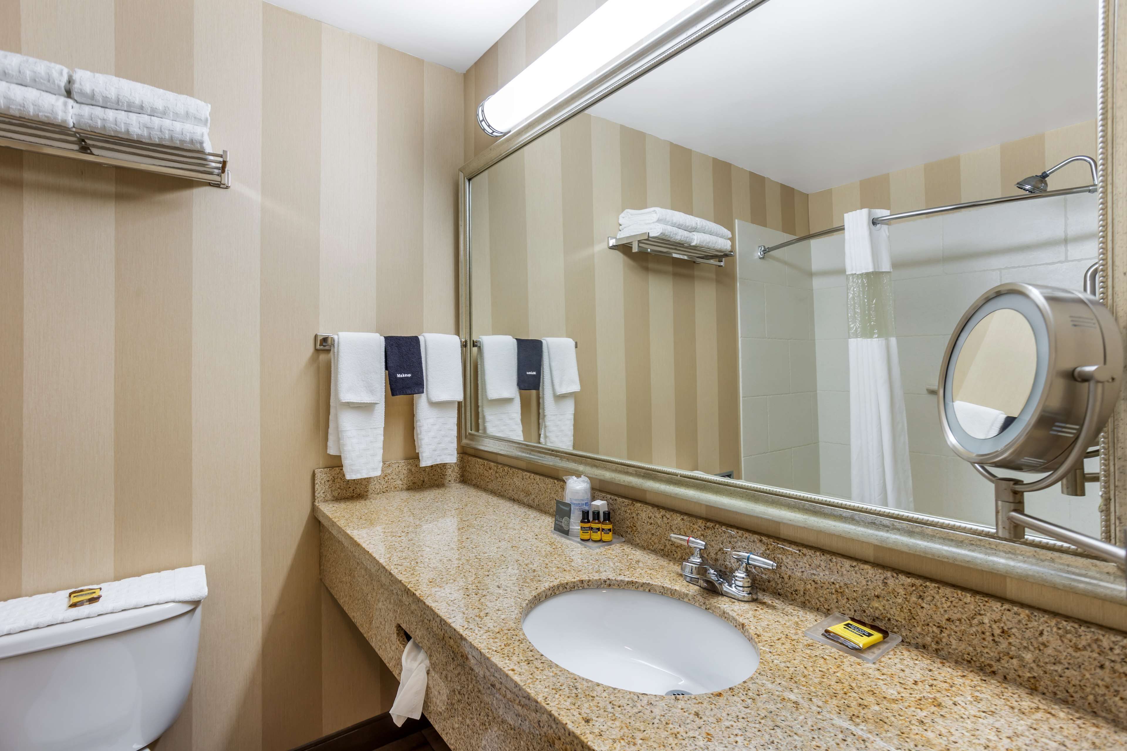 standard room, 1 king bed, non smoking, refrigerator & microwave | bathroom | combined shower/bathtub, free toiletries, hair dryer, towels