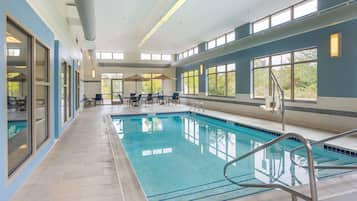 Indendørs pool, åben fra kl. 06.00 til kl. 23.00, liggestole