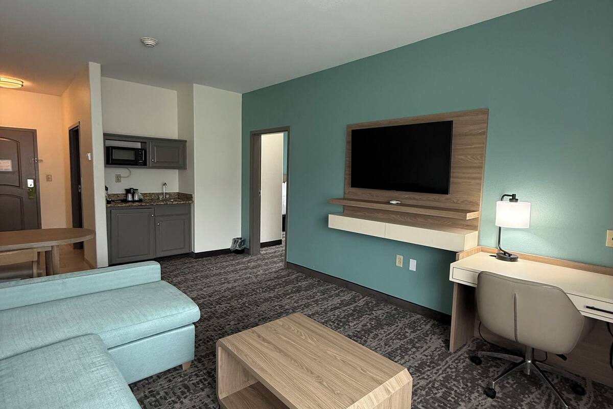 suite, 1 king bed, non smoking | living area | 32-inch flat-screen tv with cable channels, tv